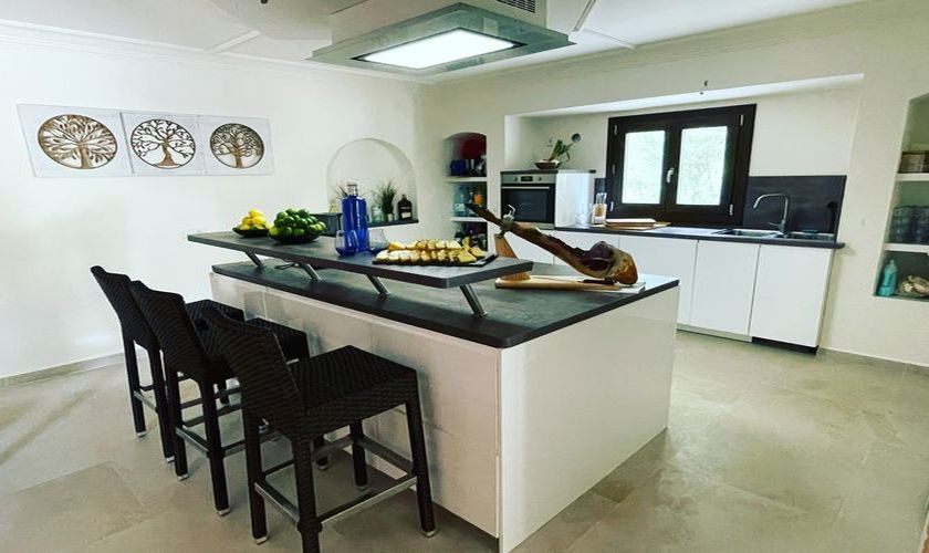 Küche mit Theke und Stühlen Finca mit Pool Internet Aircondition PM 551